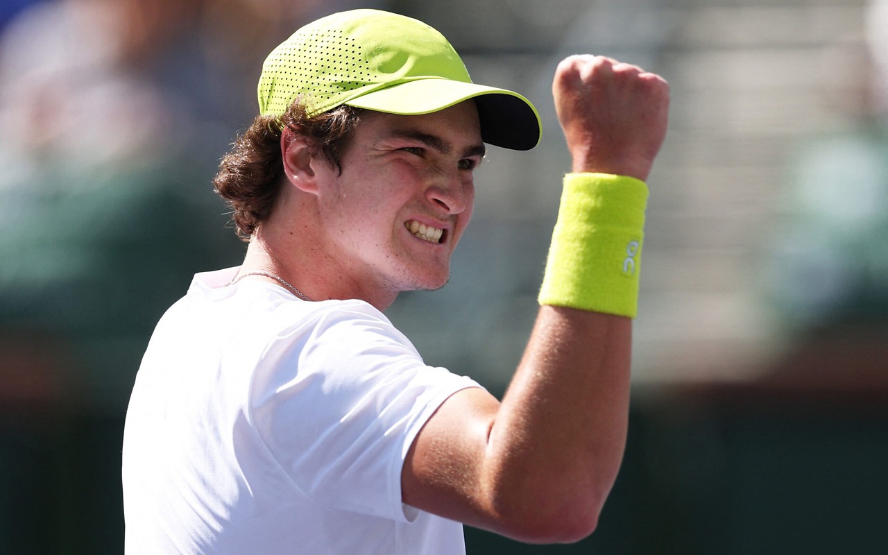 João Fonseca derrotou Jacob Fearnley em Indian Wells (Foto: CLIVE BRUNSKILL / AFP)