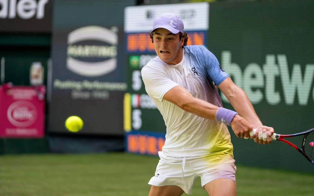 João Fonseca na derrota para o italiano Flavio Cobolli no ATP 500 de Halle, na Alemanha
