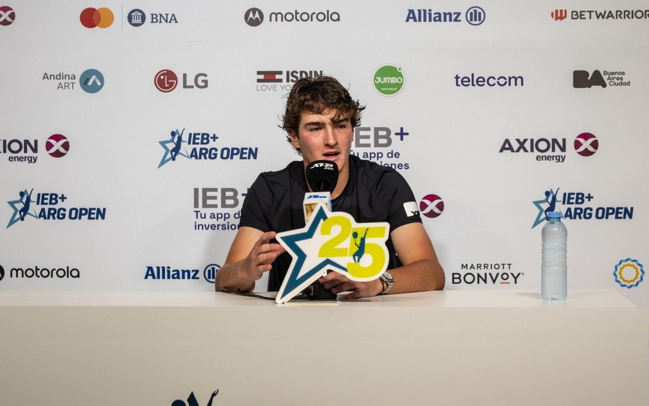 João Fonseca se tornou um dos três mais jovens a vencer um jogo no ATP 250 de Buenos Aires, na Argentina, nesta terça-feira ao derrubar o 44º do mundo, e comemorou sua atuação. (Foto: @argentinaopentennis / Ieb+ Argentina Open)
