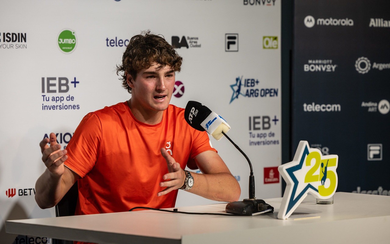 João Fonseca em entrevista coletiva (Foto: argentinaopentennis / Ieb+ Argentina Open)