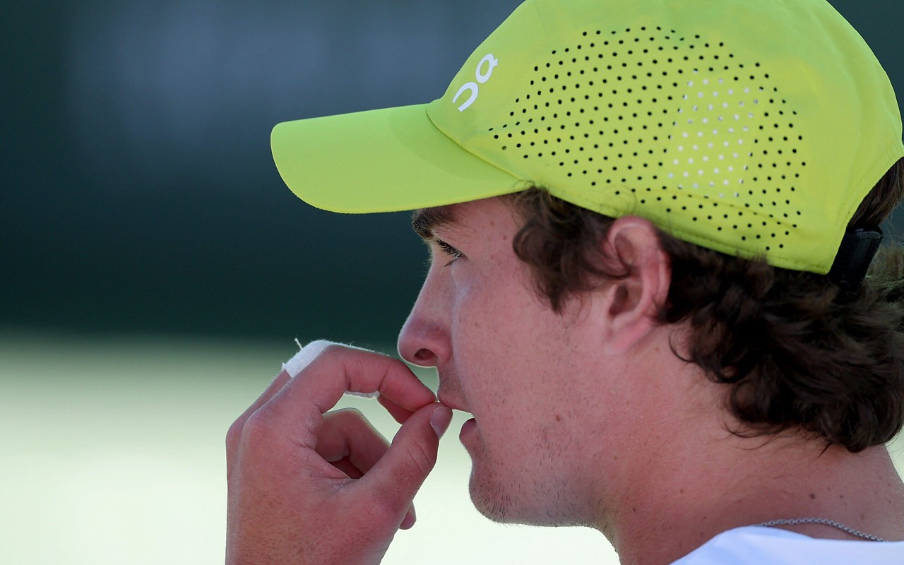 João Fonseca em ação no Challenger de Phoenix contra Kei Nishikori (Foto: Foto: Clive Brunskill / GETTY IMAGES NORTH AMERICA / Getty Images via AFP)