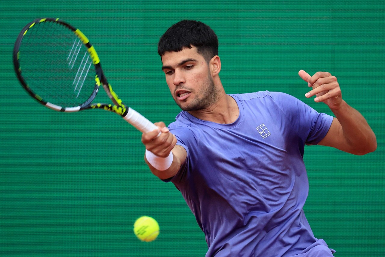 O espanhol Carlos Alcaraz na vitória sobre o argentino Francisco Cerundolo em Monte Carlo (Valery HACHE / AFP)