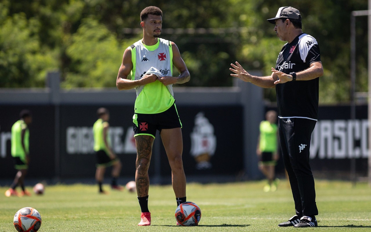 João Victor, zagueiro do Vasco, em treino com o técnico Fabio Carille no CT Moacyr Barbosa (Foto: Matheus Lima/ Vasco)