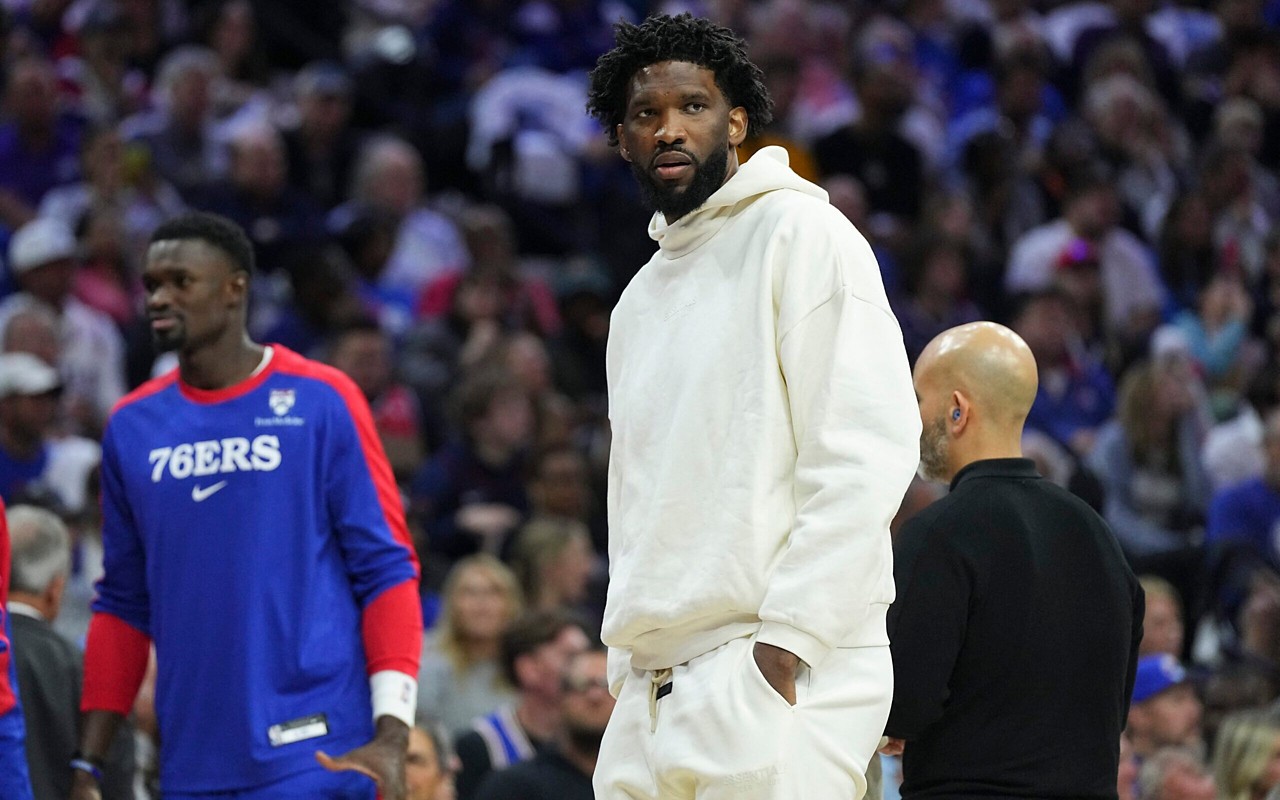 Joel Embiid está de fora deste início de temporada do Philadelphia 76ers na NBA (Foto: Mitchell Leff/AFP)