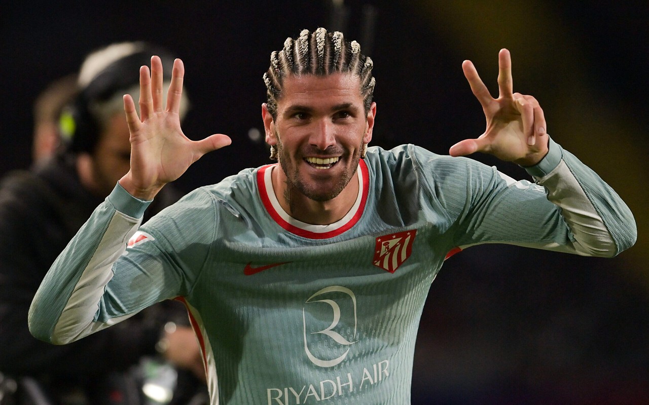 Atletico Madrid's Argentine midfielder #05 Rodrigo De Paul celebrates scoring their first goal during the Spanish league football match between FC Barcelona and Club Atletico de Madrid at the Estadi Olimpic Lluis Companys in Barcelona on December 21, 2024. (Photo by MANAURE QUINTERO / AFP)