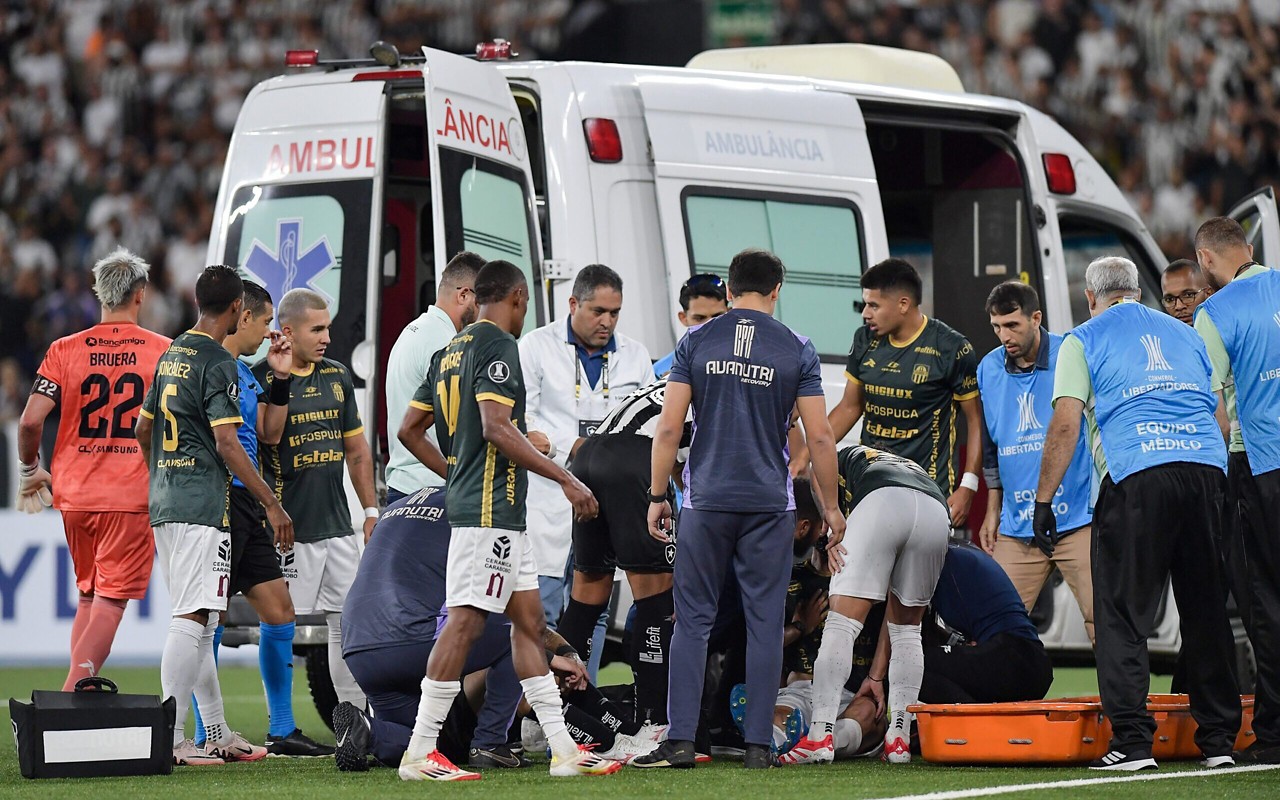 Neira, jogador do Carabobo, recebe atendimento da ambulância durante partida contra o Botafogo pela Copa Libertadores 2025 (Foto: Thiago Ribeiro/AGIF)