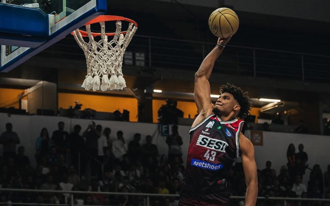 Nathan Mariano em ação pelo Sesi Franco no NBB (Foto: Reprodução/Instagram: @nathanfm_43)