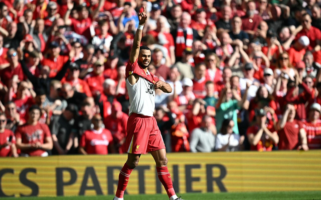 Cody Gakpo comemora gol no duelo entre Liverpool e Tottenham, pela Premier League (Foto: Paul Ellis / AFP)