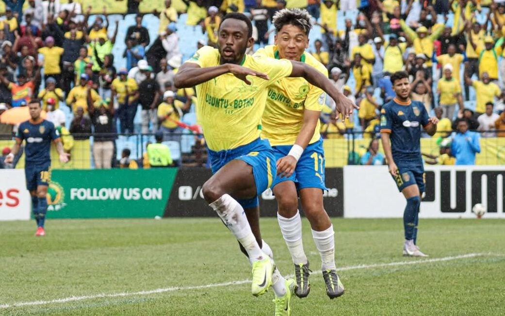 Peter Shalulile comemora gol com a camisa do Mamelodi Sundowns (Foto: Reprodução/Instagram/@sundownsfc)