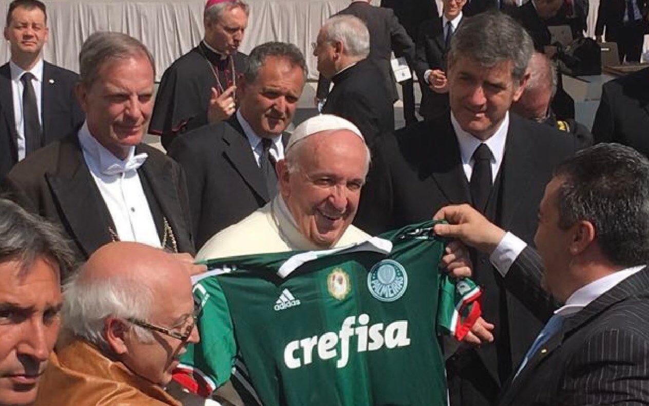 Papa Francisco recebe camisa do Palmeiras durante evento (Foto: Reprodução/Internet)