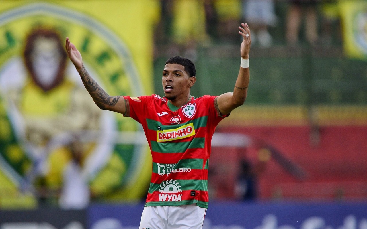 Everton Maceió atuando pela Portuguesa (Foto: Reprodução)
