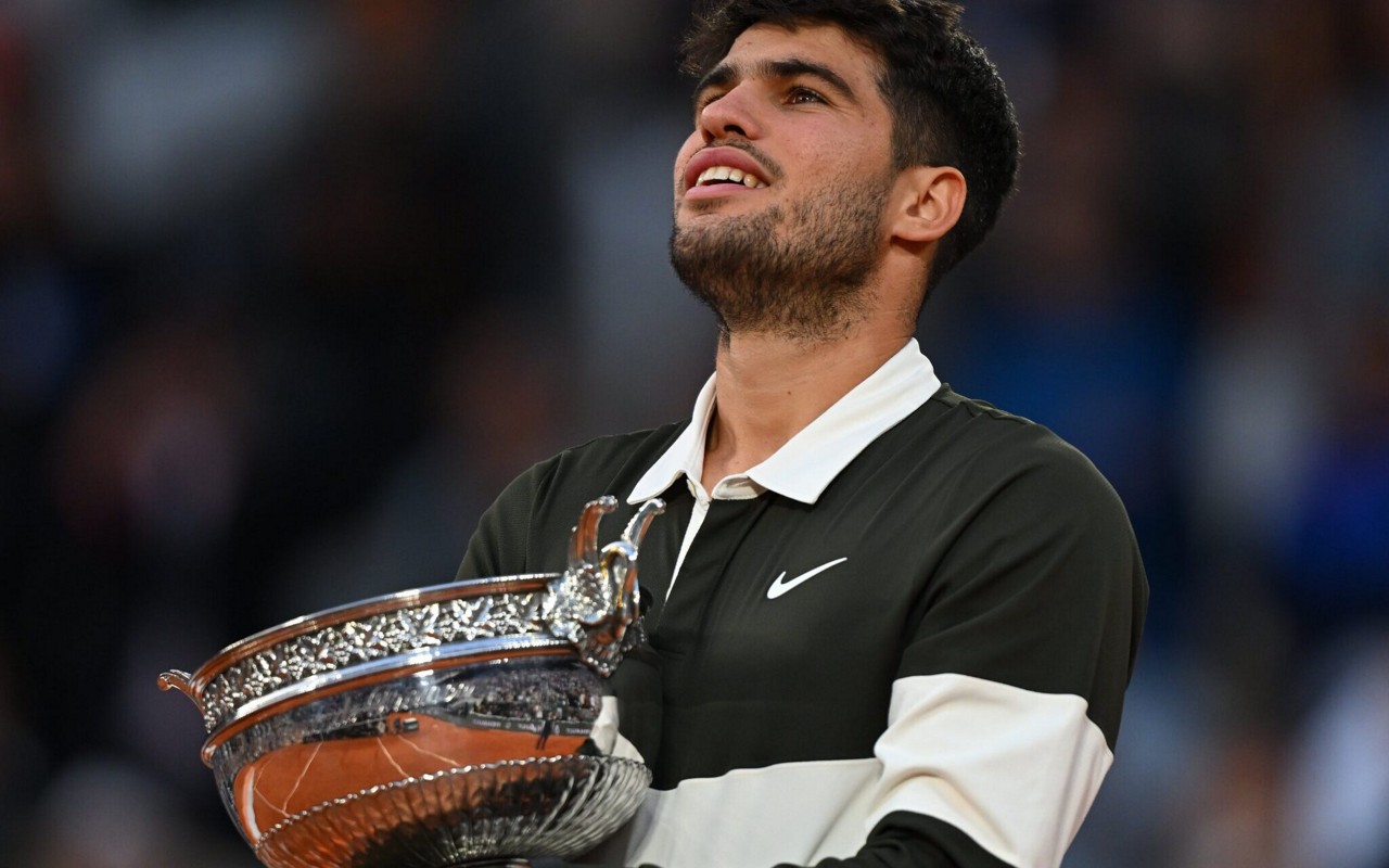 Carlos Alcaraz comemora título de Roland Garros (Foto: Divulgação)