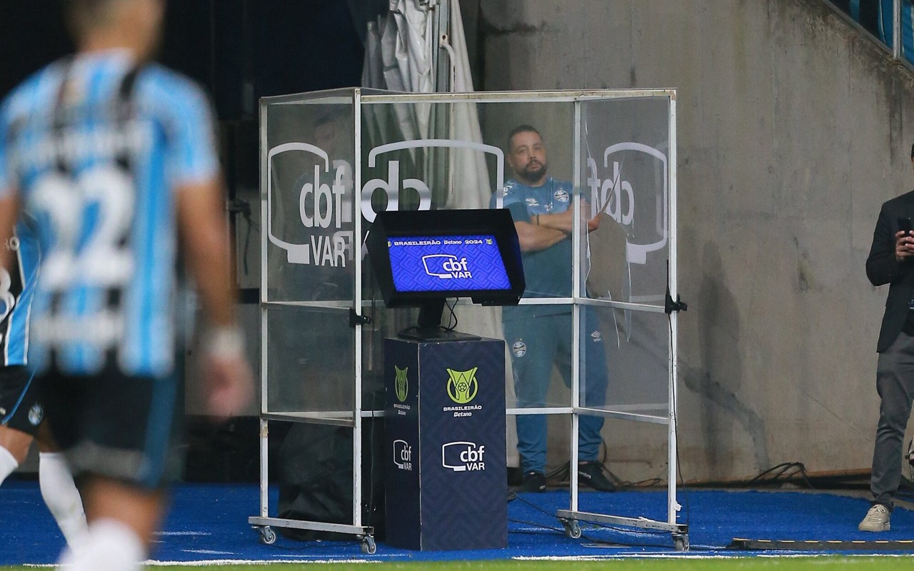Cabine do VAR em partida do Brasileirão (Foto: Giancarlo Santorum/AGIF)