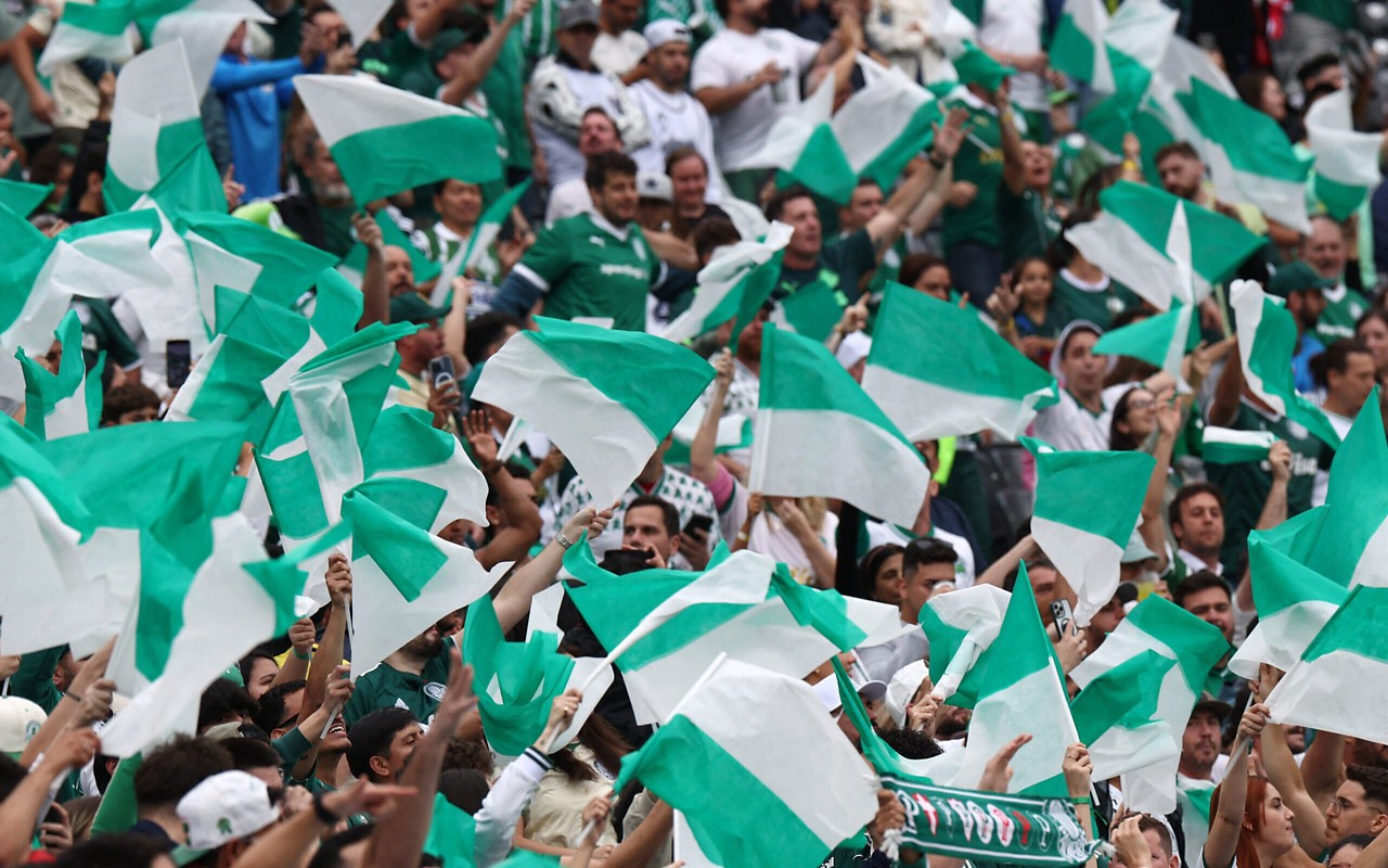 Torcedores do Palmeiras no empate com o Porto (Foto: Franck Fife / AFP)