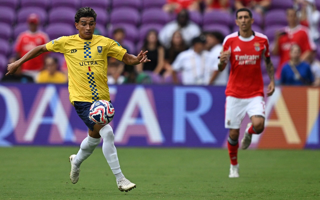 Auckland City em ação contra o Benfica, em jogo válido pela segunda rodada do Grupo C, do Mundial de Clubes (Foto: Federico Parra/AFP)