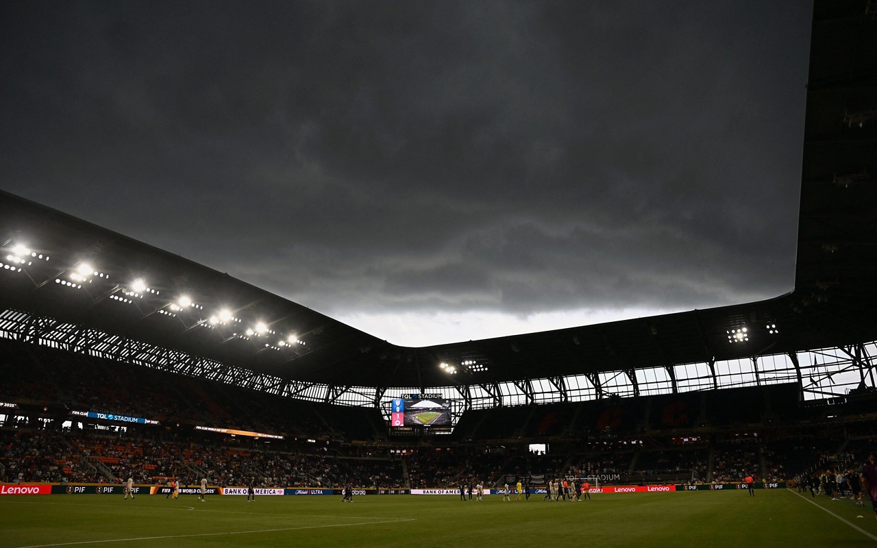 Jogo entre Pachuca e RB Salzburg, pelo Mundial de Clubes, foi alvo de forte tempestade (Foto: Paul Ellis/AFP)