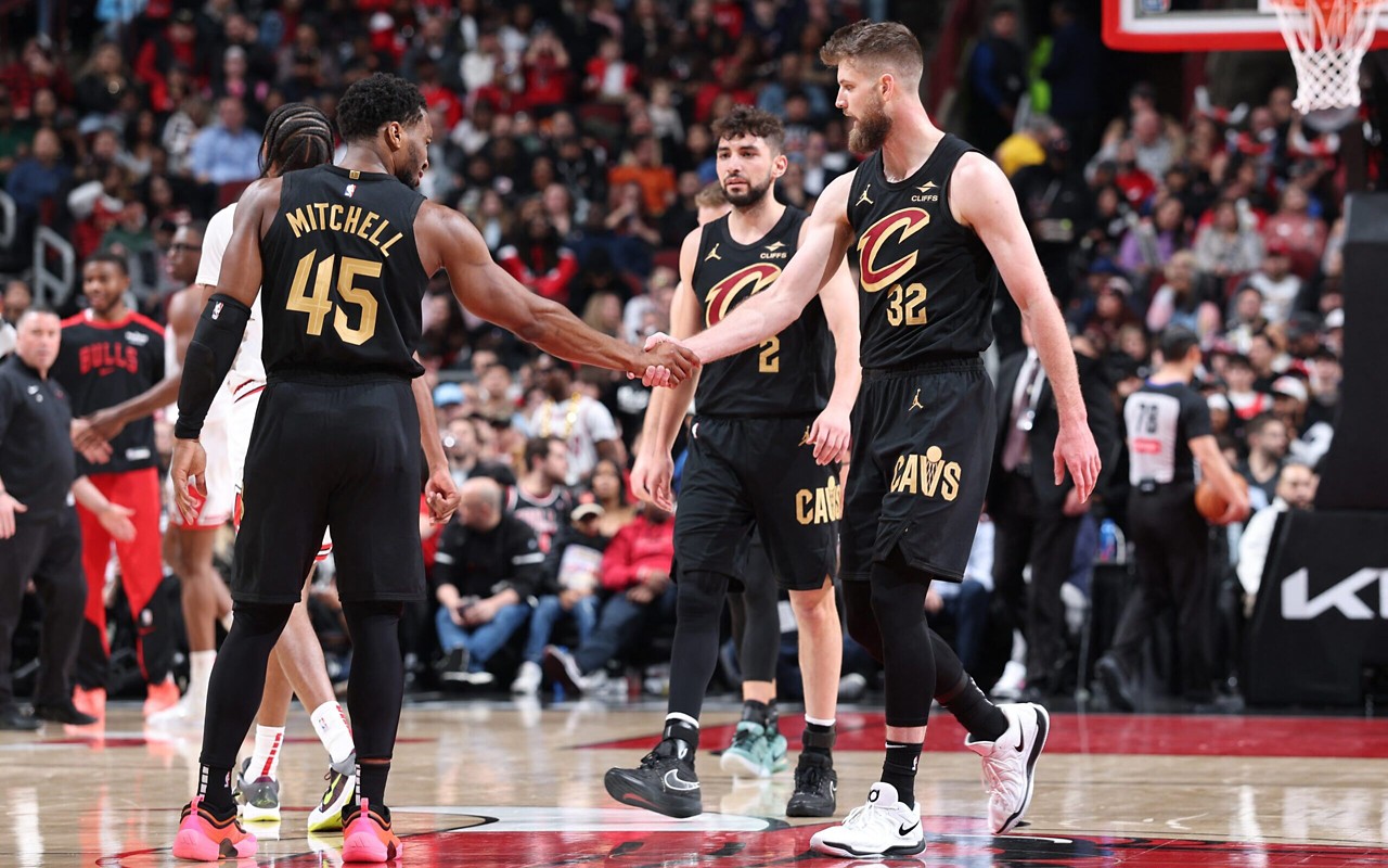 Donovan Mitchell e Dean Wade se cumprimentando em jogo entre Cavaliers e Bulls (Foto: Jeff Haynes/NBAE via Getty Images/AFP)