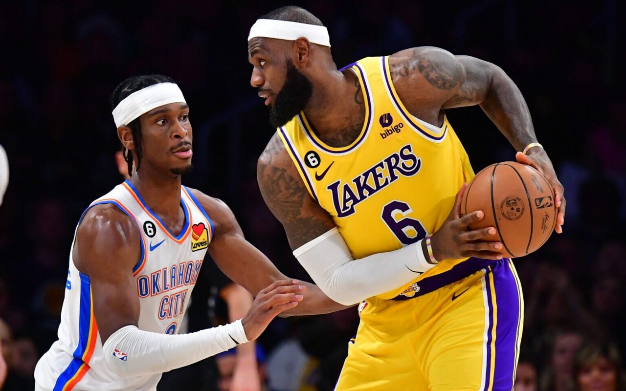 Shai Gilgeous-Alexander defendendo LeBron James em jogo entre Thunder e Lakers na NBA 2024/25 (Foto: Gary A. Vasquez-USA TODAY Sports)