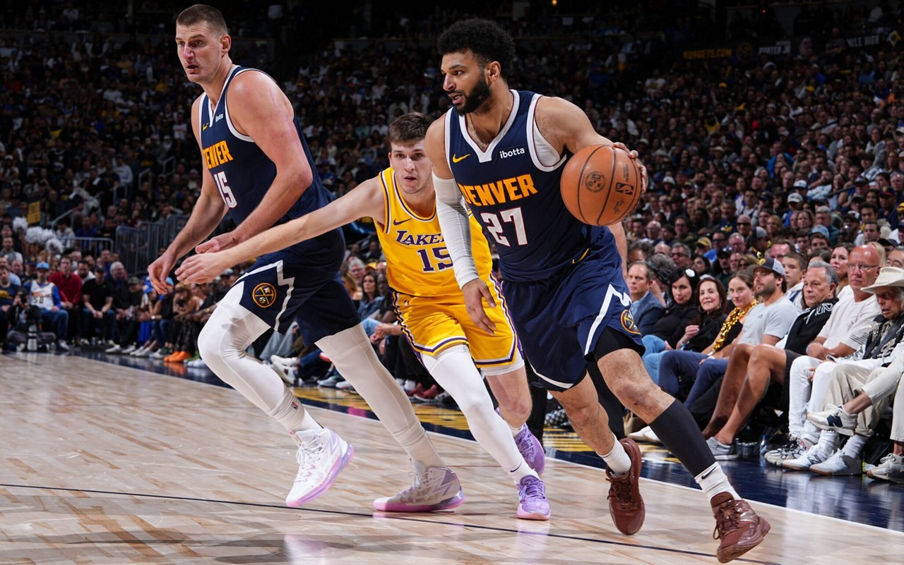 Jamal Murray e Jokic contra Austin Reaves durante Nuggets x Lakers (Foto: Garrett Ellwood/NBAE via Getty Images/AFP)