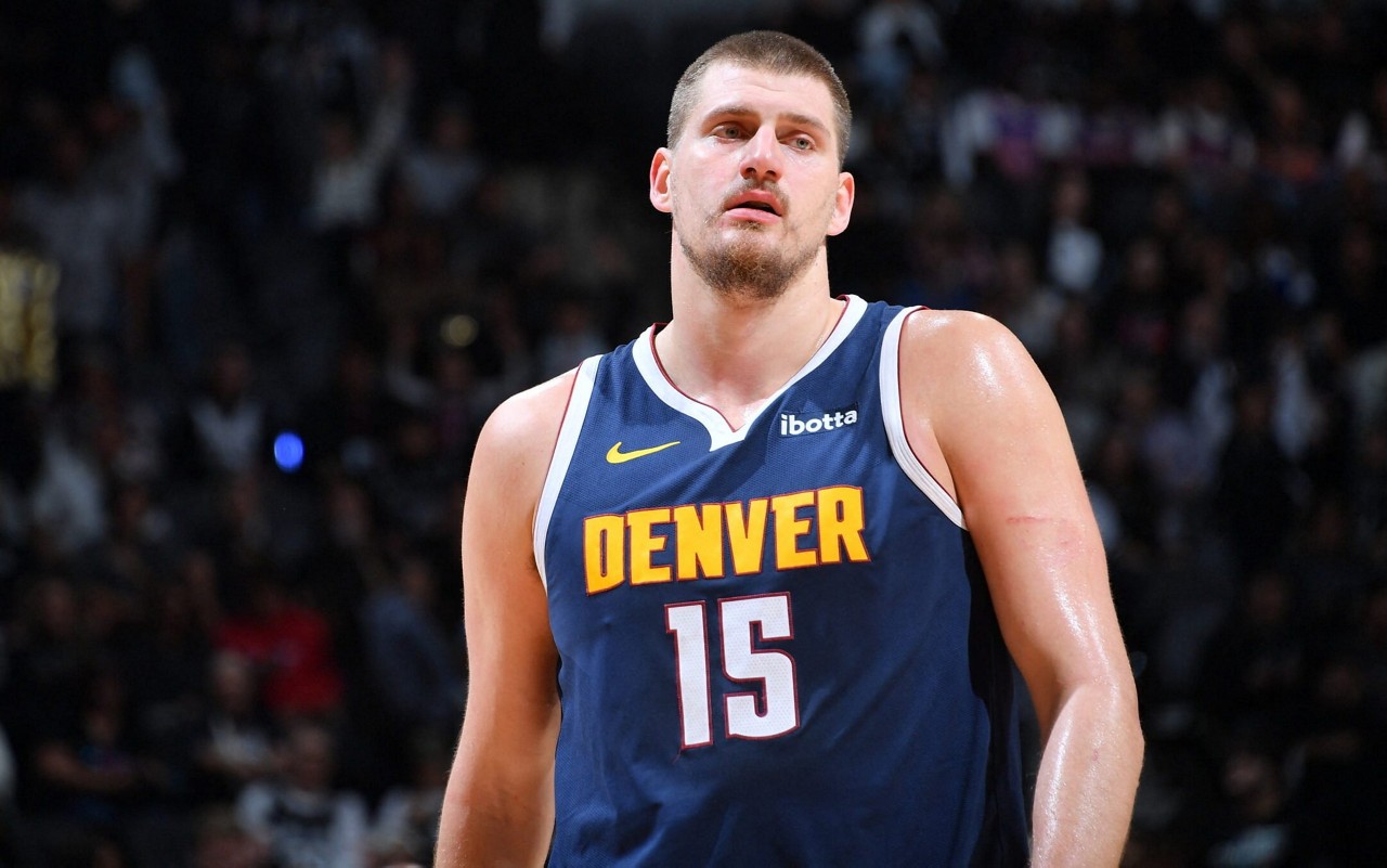 Nikola Jokic em jogo do Nuggets contra o Spurs (Foto: Michael Gonzales/NBAE via Getty Images/AFP)