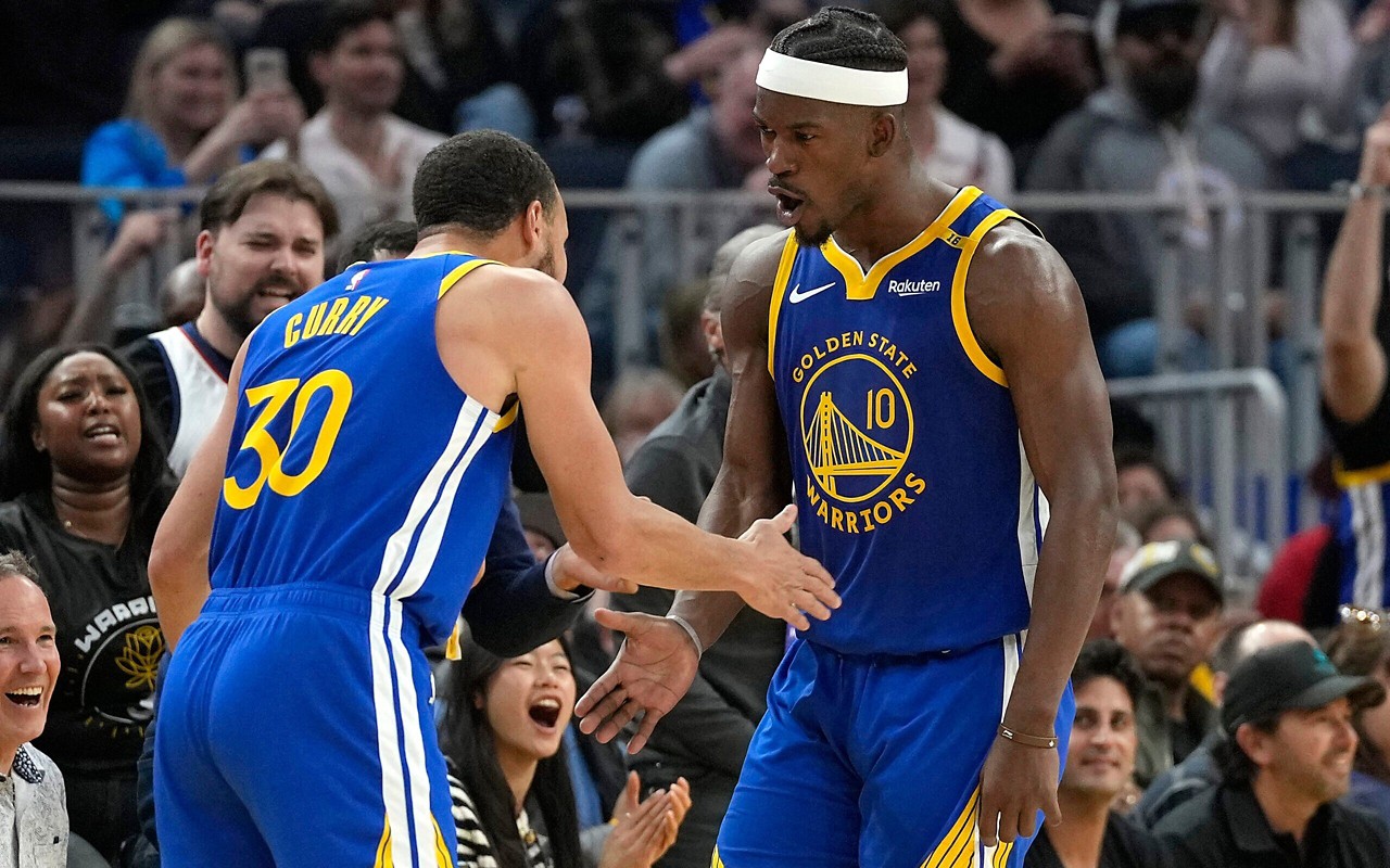 Stephen Curry e Jimmy Butler em jogo entre Mavericks e Warriors (Foto: AFP)