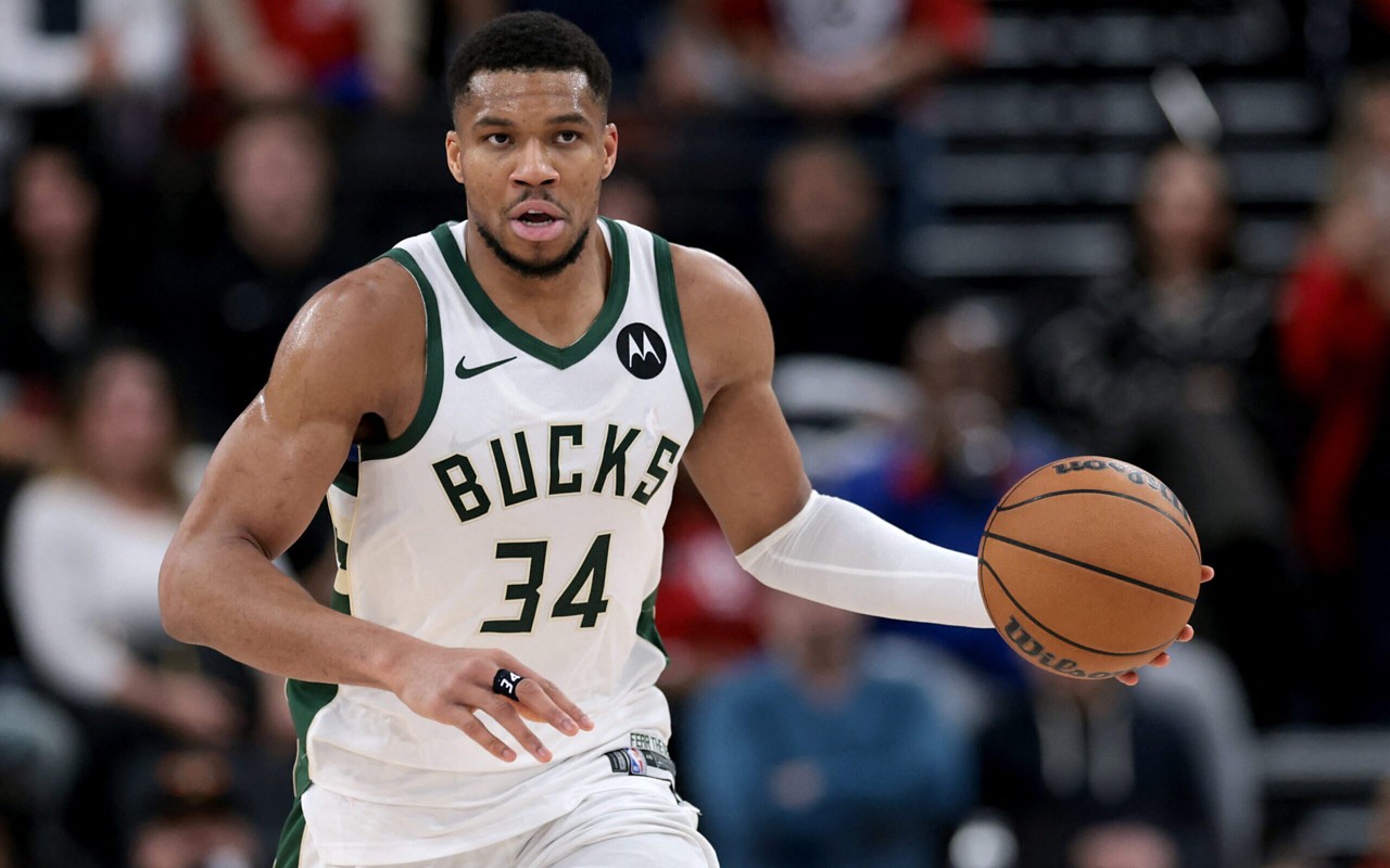 Giannis Antetokounmpo durante jogo entre Milwaukee Bucks e Los Angeles Clippers, pela NBA (Foto: Harry How/AFP)