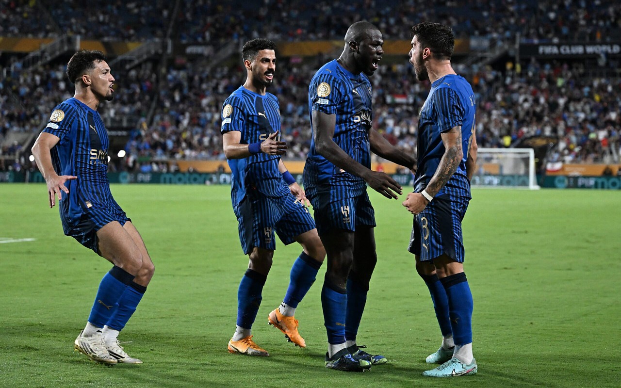 Jogadores do Al-Hilal comemoram gol contra o Manchester City. (Foto: PATRICIA DE MELO MOREIRA / AFP)
