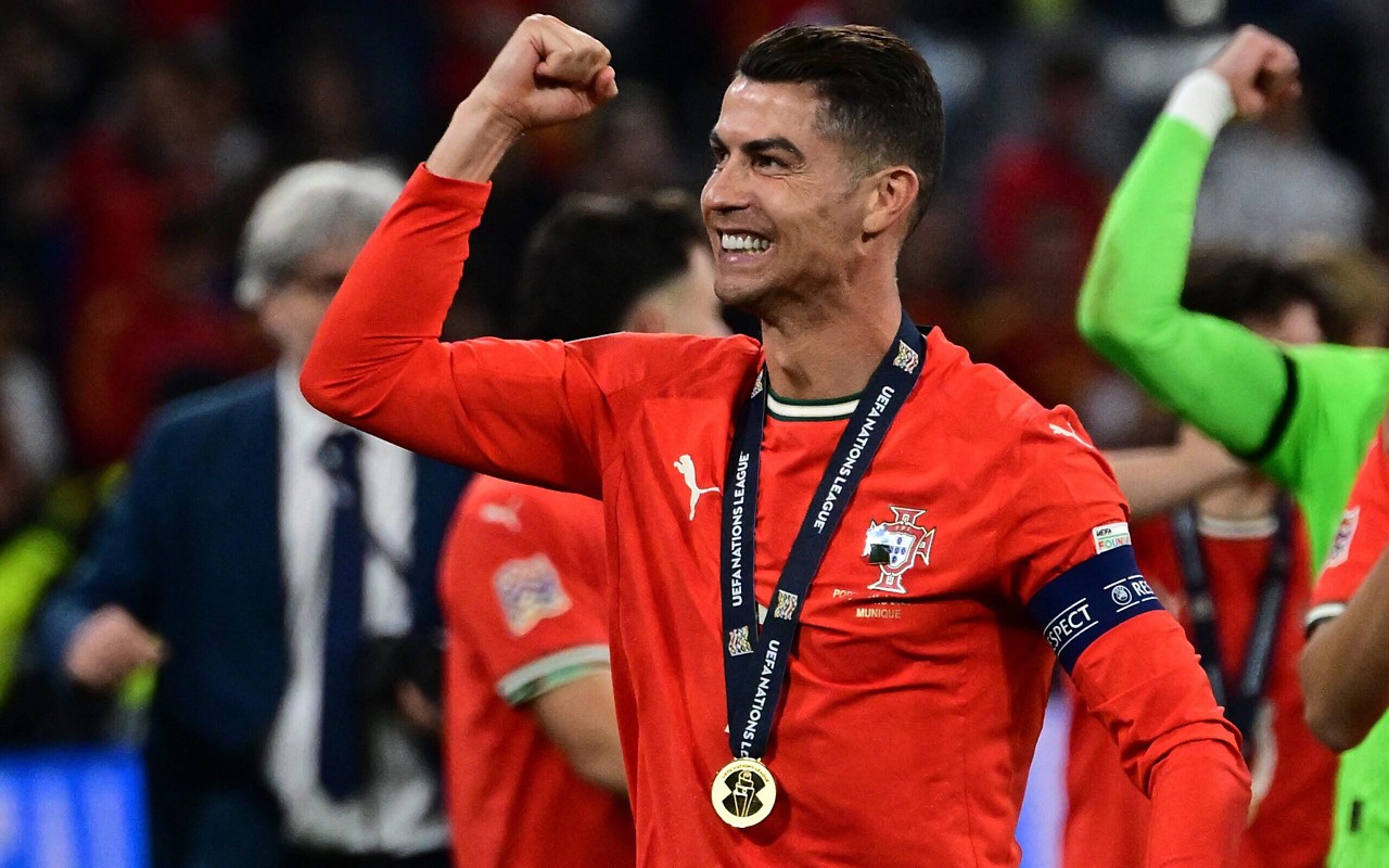 Cristiano Ronaldo comemora vitória na Nations League (Foto: Tobias Schwarz/AFP)