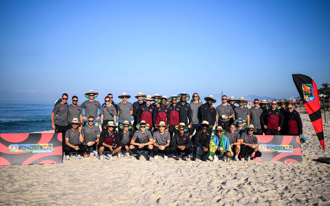 Time do Bayer Leverkusen na praia da Barra da Tijuca (Foto: Divulgação / Bayer Leverkusen)