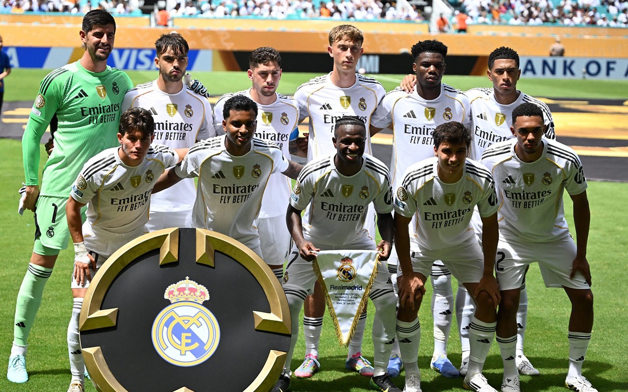 Elenco do Real Madrid alinhado para a estreia no Mundial de Clubes contra o Al-Hilal (Foto: Patricia De Melo Moreira/AFP)
