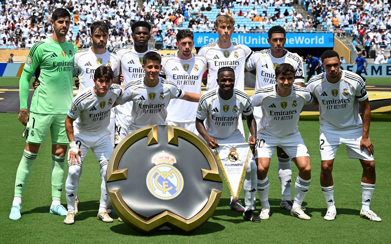 Time do Real Madrid perfilado em duelo diante do Pachuca, pelo Mundial (Foto: Paul Ellis/AFP)
