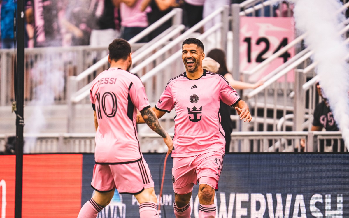 Messi e Suárez comemoram gol pelo Inter Miami na MLS. (Foto: Reprodução/X/@InterMiamiCF
