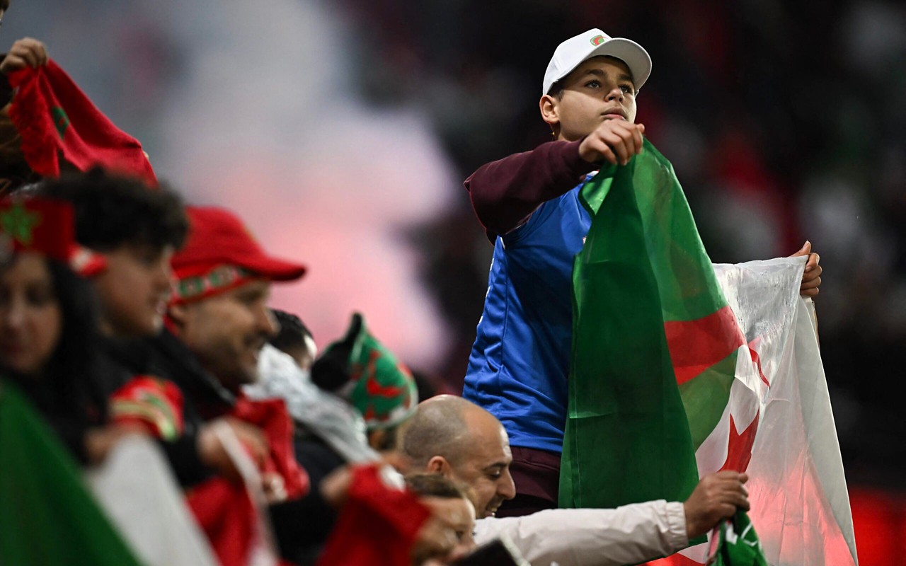 Jogos de hoje: torcedor da Argélia balança bandeira durante a partida contra Burkina Faso, pelo Grupo E da Copa Africana de Nações, no Estádio Moulay Hassan, em Rabat (Foto: Paul Ellis/AFP)