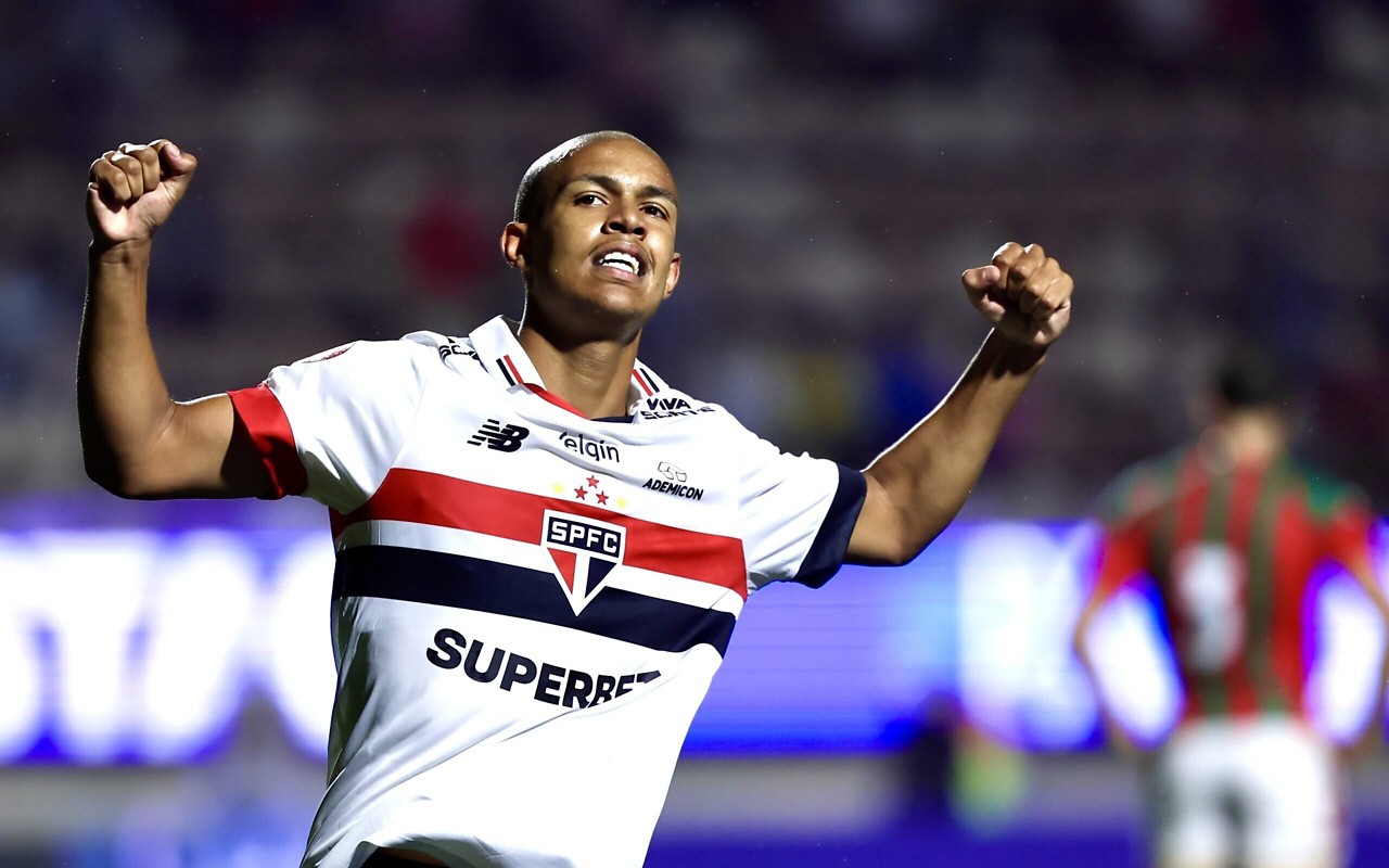 Ryan Francisco, do São Paulo, comemora o gol nos acréscimos que garantiu a vitória sobre a Portuguesa por 2 a 1, no Pacaembu, pelo Campeonato Paulista 2025: o atacante foi um dos destaques dos jogos de ontem (Foto: Marcello Zambrana/AGIF)