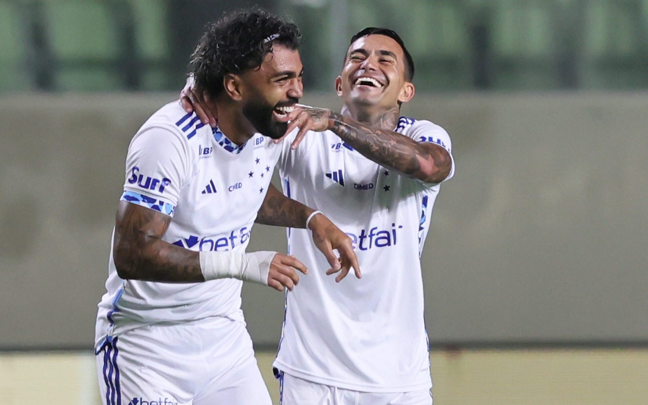 Gabigol e Dudu festejam um dos gols do Cruzeiro na vitória sobre o Itabirito (Foto: Gilson Lobo/AGIF)