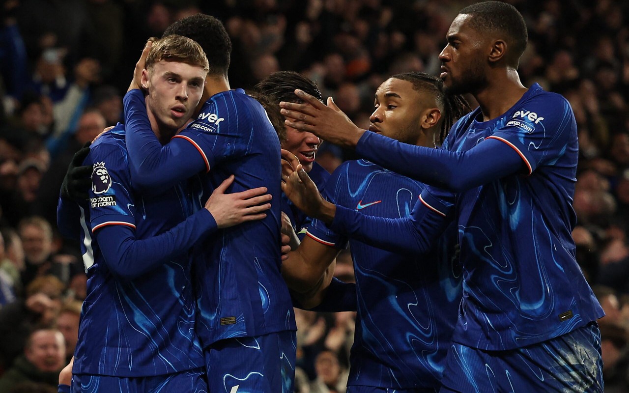 Cole Palmer comemora o gol em Chelsea x West Ham. (foto: Adrian Dennis / AFP)