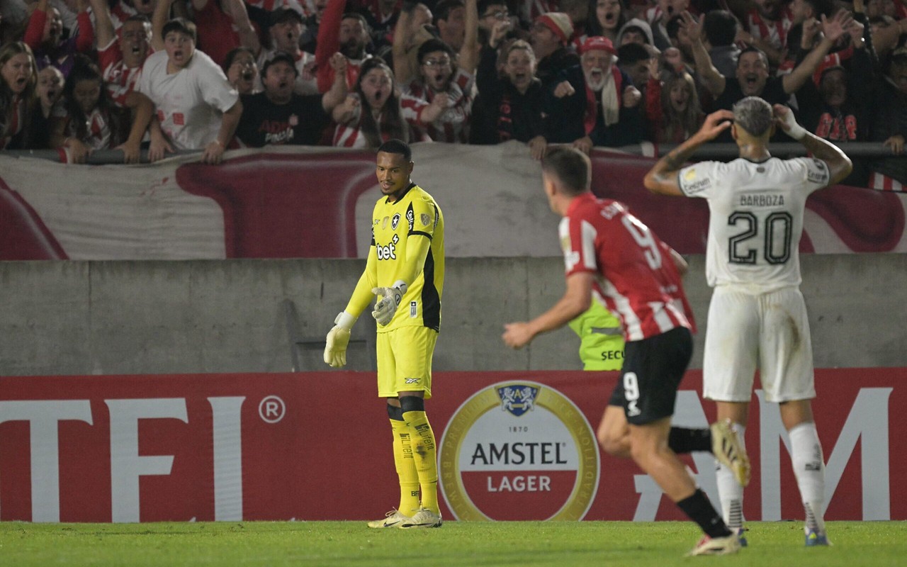 John aponta para 'montinho artilheiro' enquanto Carrillo sai para comemorar (Foto: Juan Mabromata/AFP)