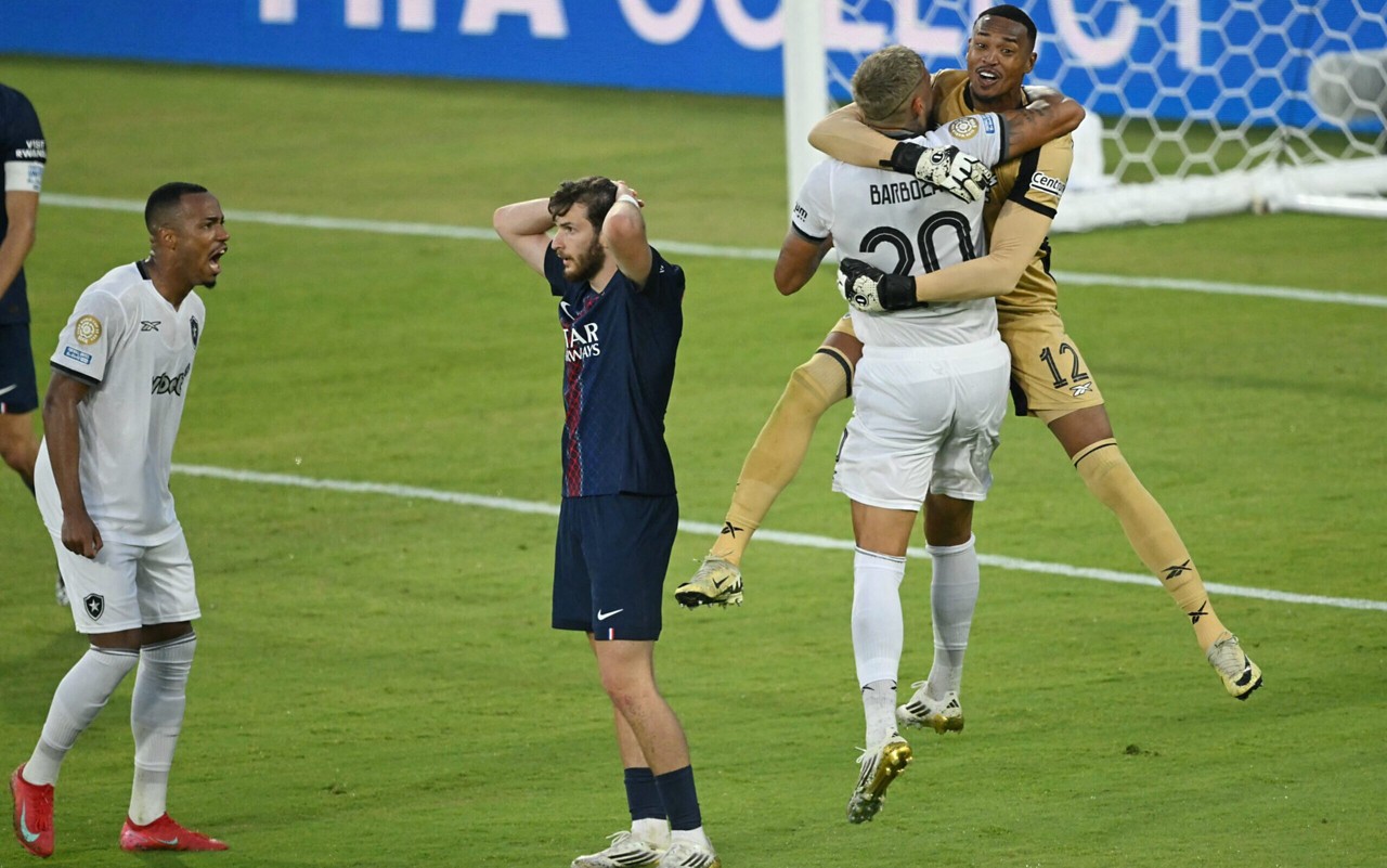 John comemora com Alexander Barboza: 'jogo favorito' (Foto: Patrick T. Fallon/AFP)