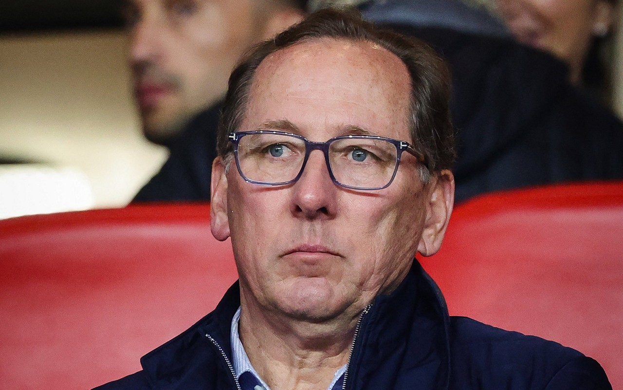 John Textor acompanha jogo do Lyon contra o Monaco, pelo Campeonato Francês (Foto: Clement Mahoudeau/AFP)