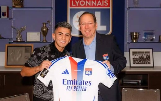 Almada e John Textor, dono do Botafogo, em anúncio do jogador no Lyon (Foto: Divulgação/Lyon)