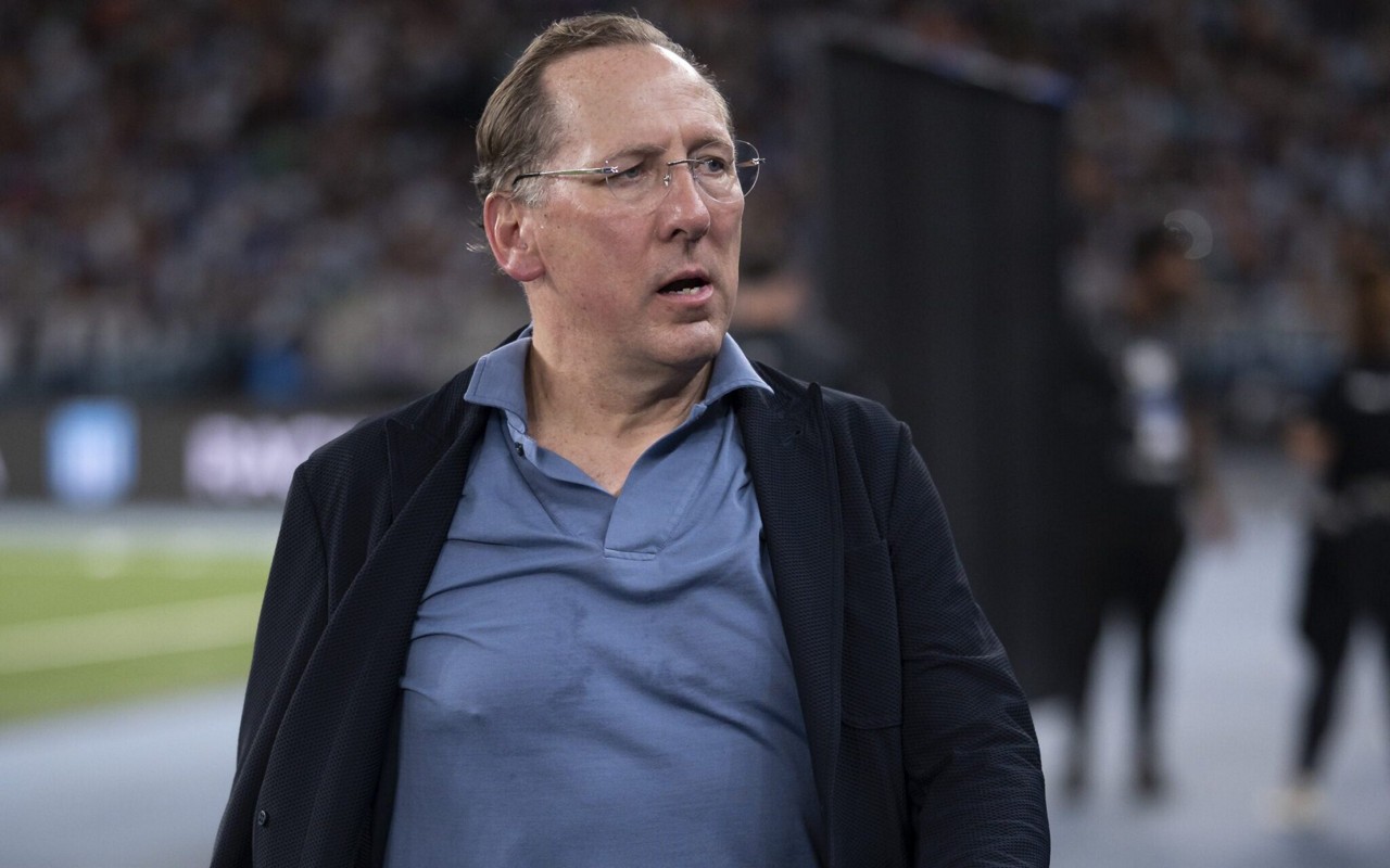 John Textor, dono da SAF do Botafogo, após a partida contra o Racing no Nilton Santos pelo Campeonato Recopa Sul-Americana 2025 (Foto: Jorge Rodrigues/AGIF)