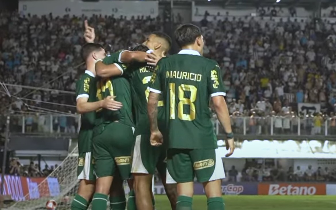 Joia do Palmeiras mostra 'dedo do meio' a torcida do Santos (Foto: Reprodução/Youtube CazéTV)