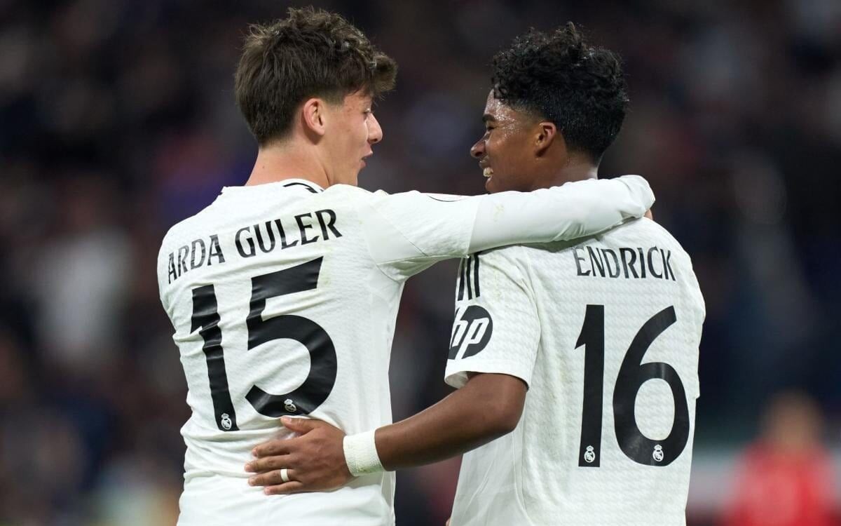 Arda Güler ao lado de Endrick juntos em campo pelo Real Madrid (Foto: Divulgação/Real Madrid)