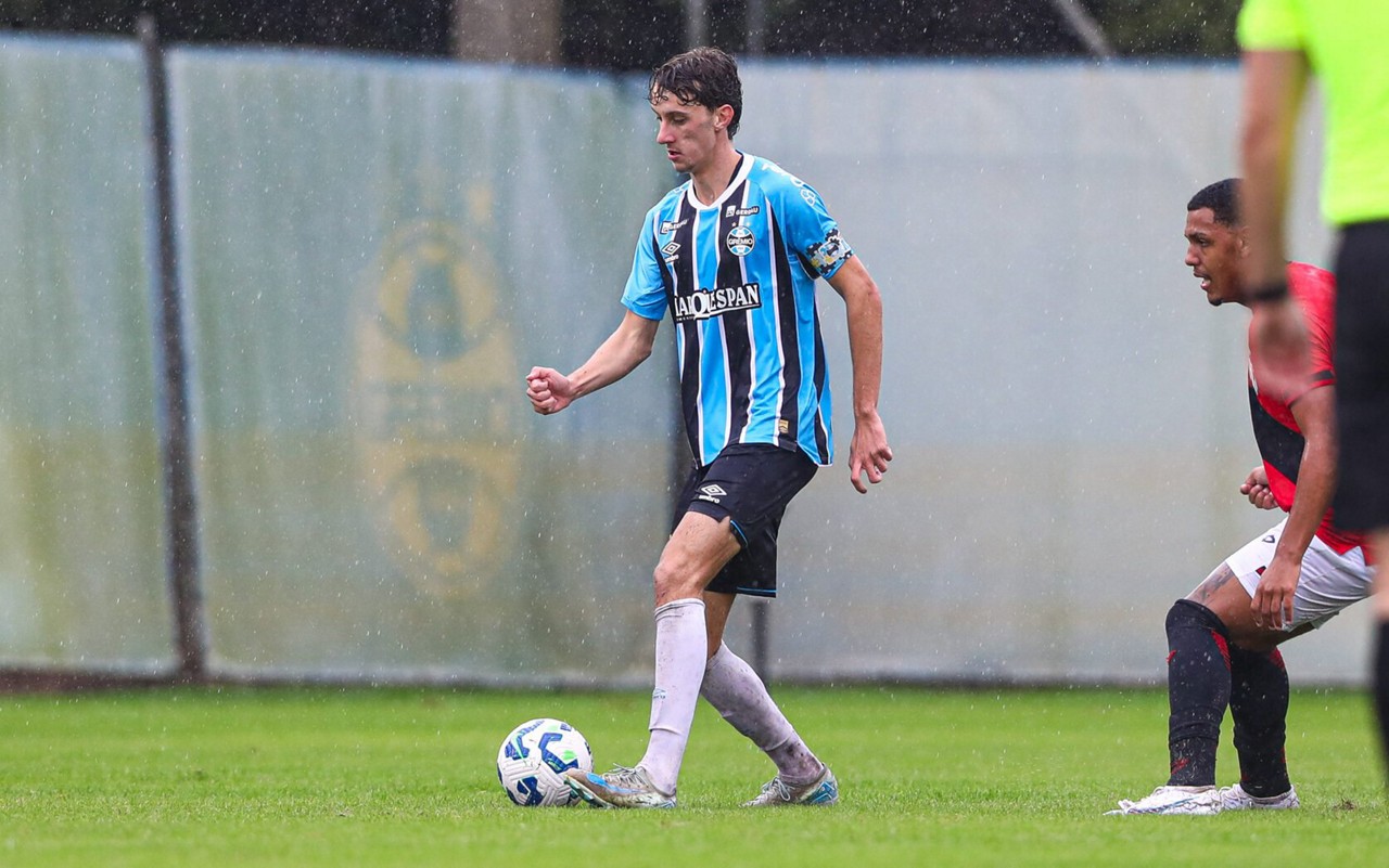 Murilo Tramontini com a bola em jogo do Grêmio contra o Atlético-GO pelo Brasileirão Sub-20. (Foto: Angelo Pieretti/Grêmio FBPA)