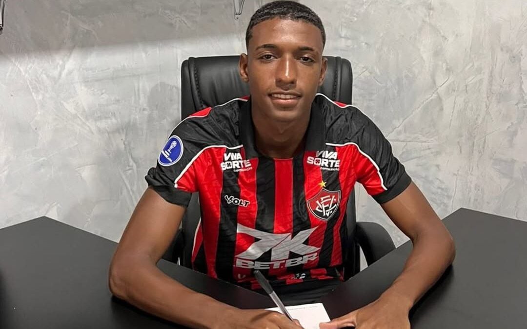 Kauan renovou com o Vitória até 2028 (Foto: Redes Sociais)