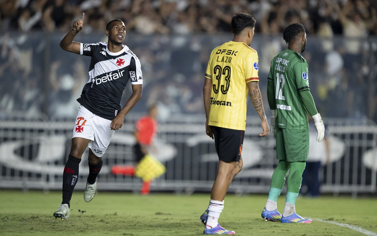 Rayan está na temporada mais goleadora entre os profissionais no Vasco (Foto: Jorge Rodrigues/AGIF)