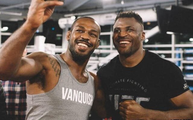 Jon Jones ao lado de Francis Ngannou (Foto: Reprodução)
