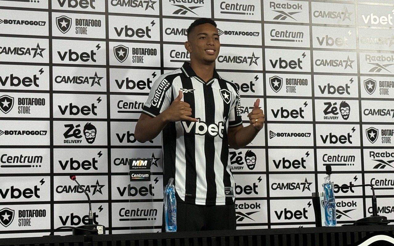 Jordan Barrera foi apresentado pelo Botafogo (Foto: Leonardo Bessa/Lance!)