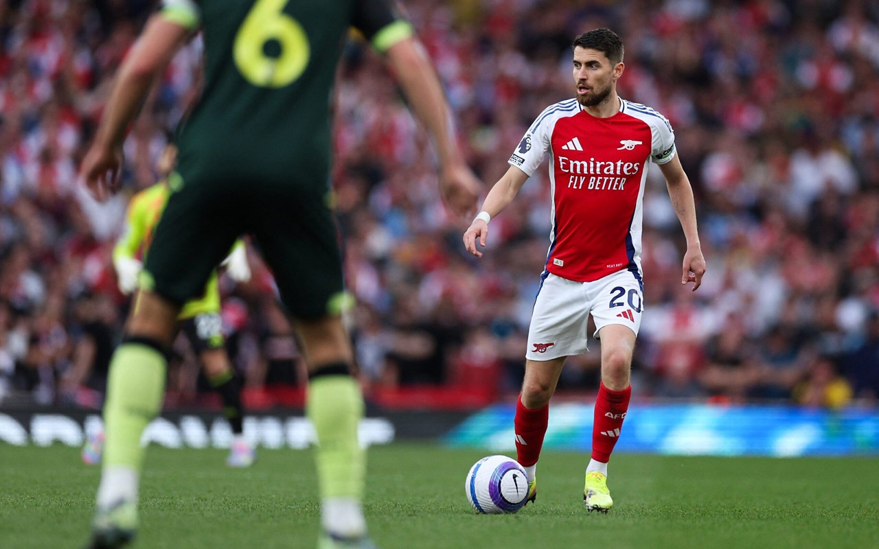 Jorginho, alvo do Flamengo, em ação pelo Arsenal na Premier League (Foto: Adrian Dennis / AFP)