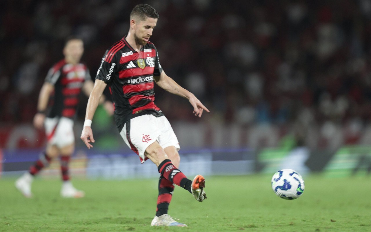 Jorginho em ação pelo Flamengo contra o Vitória (Foto: Gilvan de Souza/Flamengo)